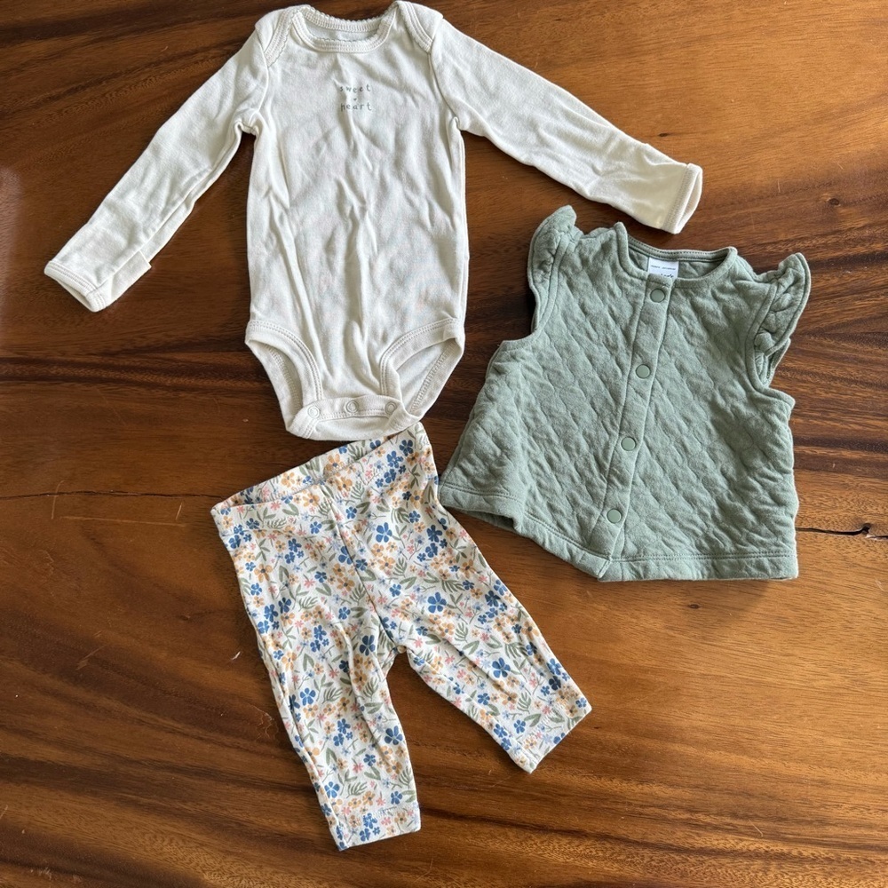 Carter’s Baby Girl Green Vest, Cream Bodysuit, and Floral Leggings Set size 3M